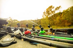 Nên Chọn Máy Câu Đứng Hay Máy Câu Ngang Để Câu Lure Cá Lóc