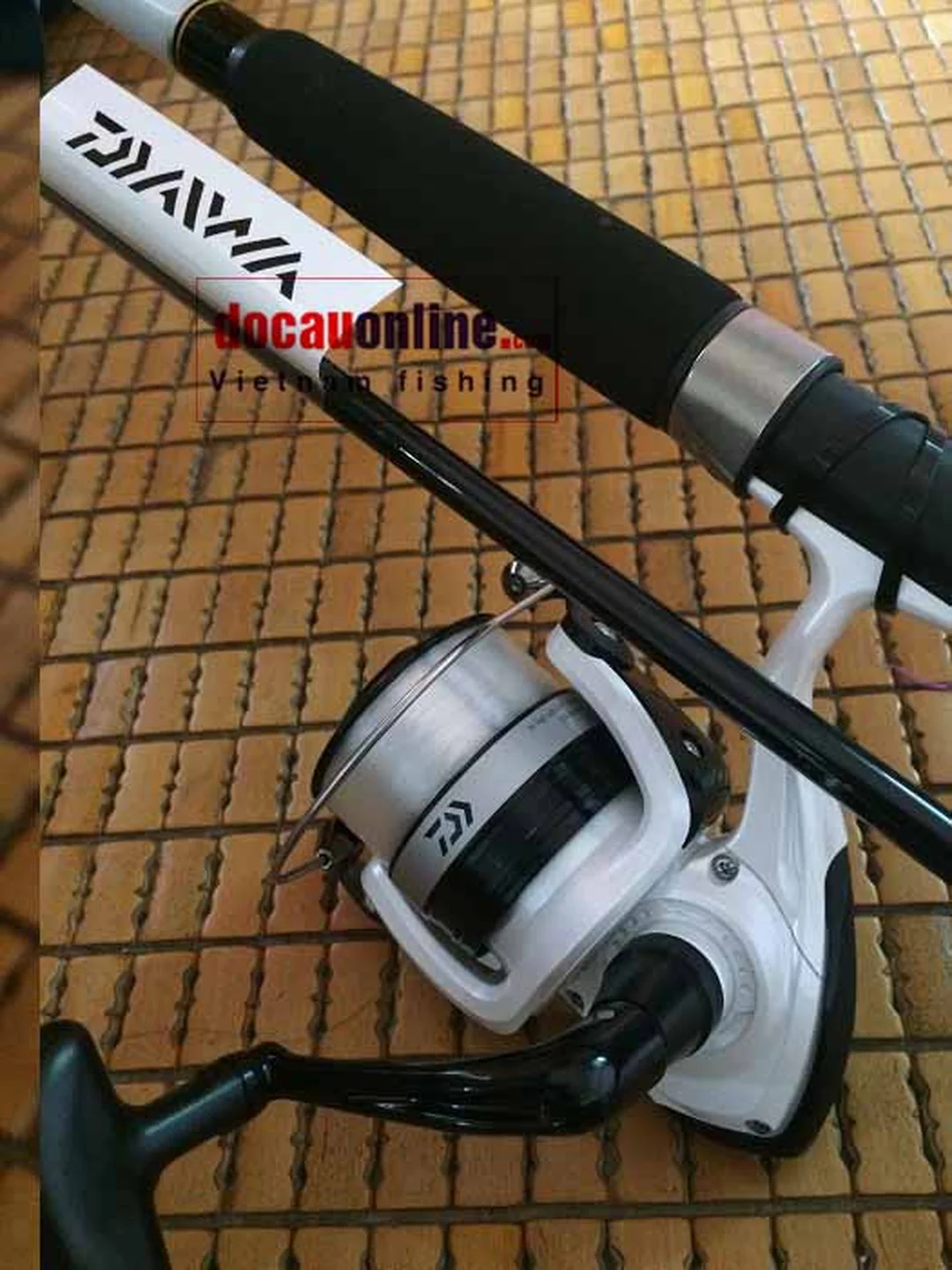 cần câu lure máy dọc carbon 2 khúc cho địa hình kênh