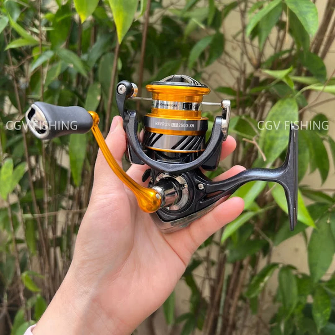 cần câu lure máy dọc phối dây PE và mồi giả