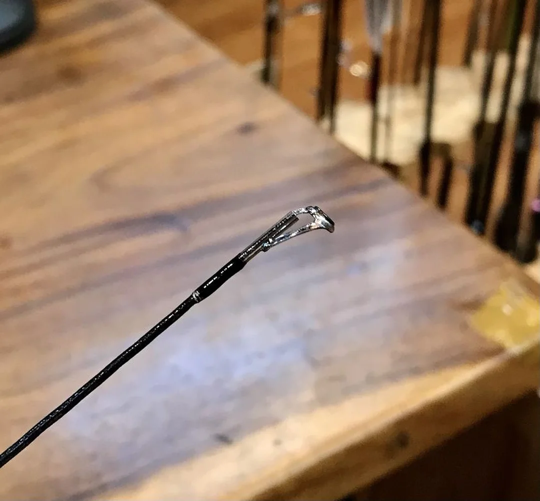 cần câu lure tsurinoya Dragon II đặt nghiêng cho thấy form BFS