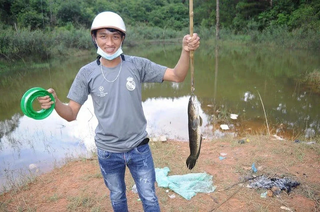 cần thủ sử dụng cần câu cá lóc ngoài thực địa