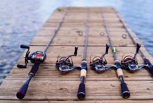 nen-chon-may-cau-dung-hay-may-cau-ngang-de-cau-lure-ca-loc